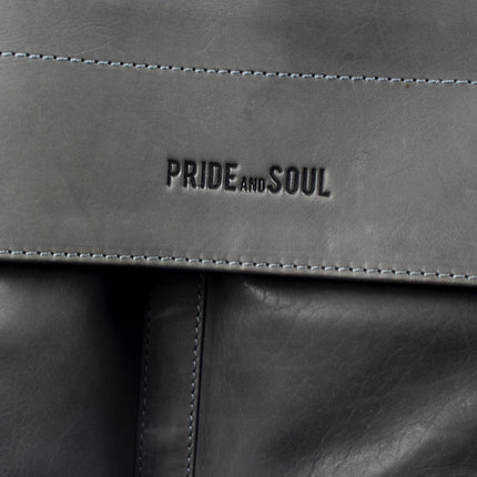 Geen Merk JU-47260 Aktetas Pride And Soul. DISTRICT